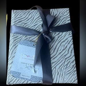 - NWT - Nicole miller photo albums.